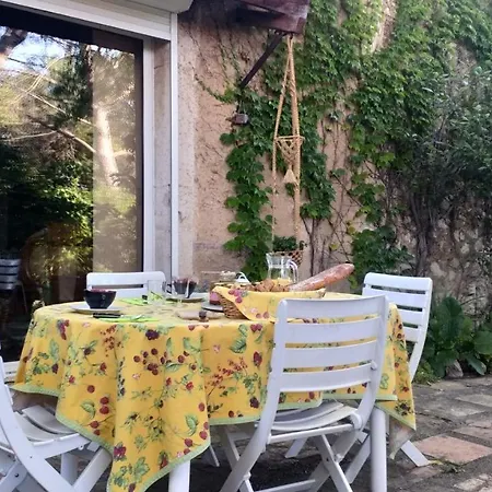 Les Micocouliers Apartment *